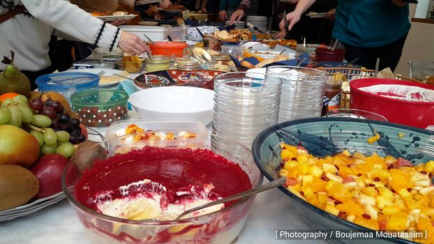 Buffet mit den mitgebrachten Speisen